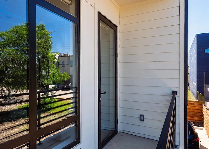 Flawless New Modern Magnolia Townhome Holiday home