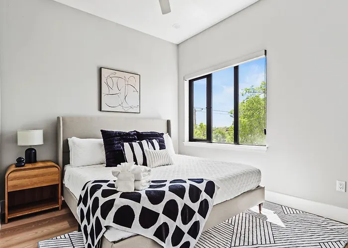 Holiday home Flawless New Modern Magnolia Townhome *