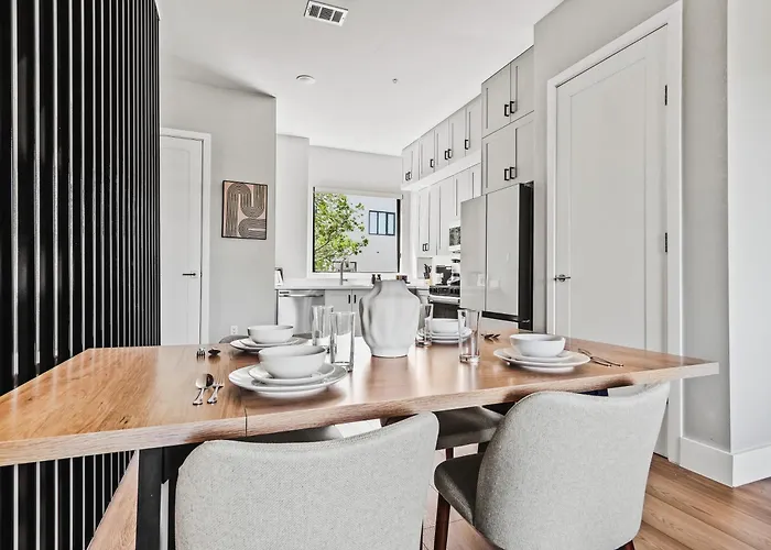 Holiday home Flawless New Modern Magnolia Townhome *