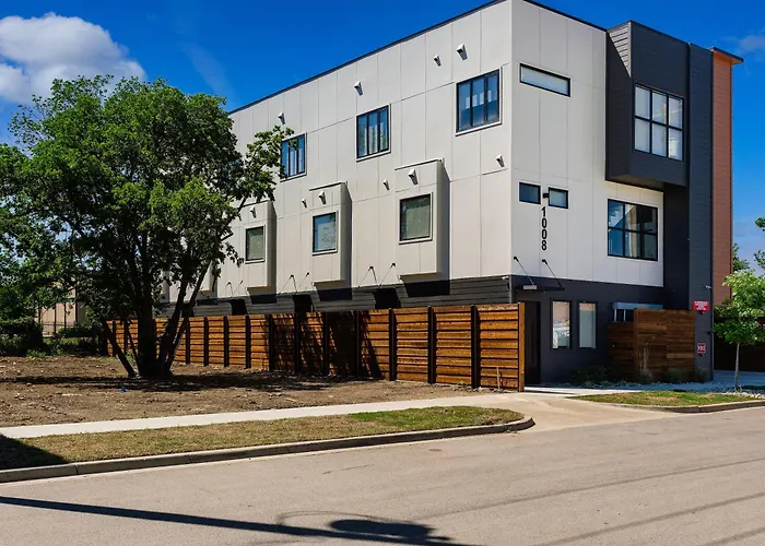 Flawless New Modern Magnolia Townhome Holiday home Fort Worth
